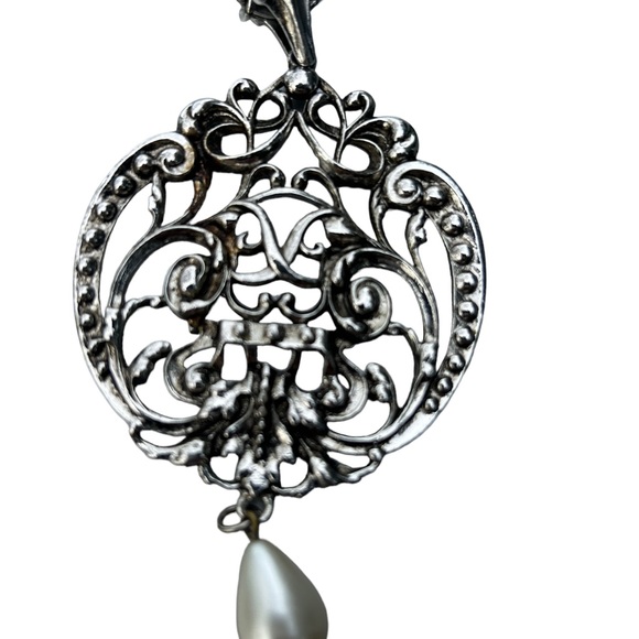 Vintage Avon Silvertone Art Nouveau Scroll Faux Pearl Drop Pendant Necklace - Picture 4 of 5